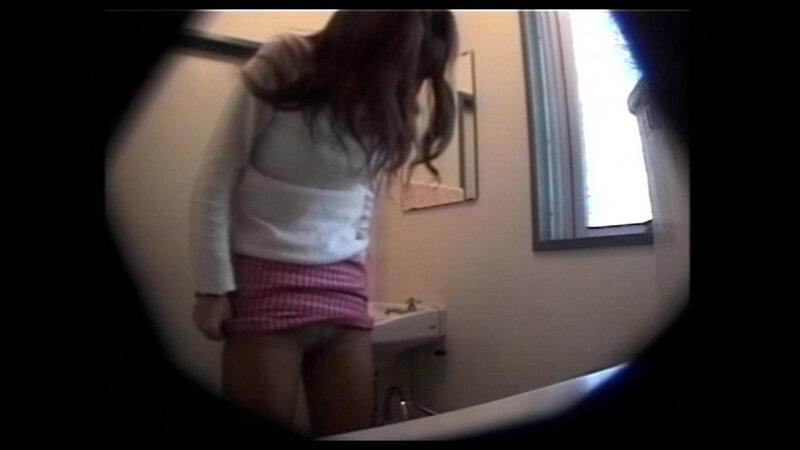 【定点カメラ】Q，女の人はトイレで何してるの？ A，おしっことオナニーです！ サンプル画像 2