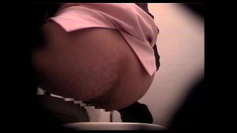 【定点カメラ】Q，女の人はトイレで何してるの？ A，おしっことオナニーです！ サンプル画像 4