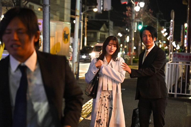 ホテルでの盗撮事件…既婚者同僚の絶倫棒でヨガリ狂う姿を配信された美巨乳妻 森沢かな サンプル画像 8