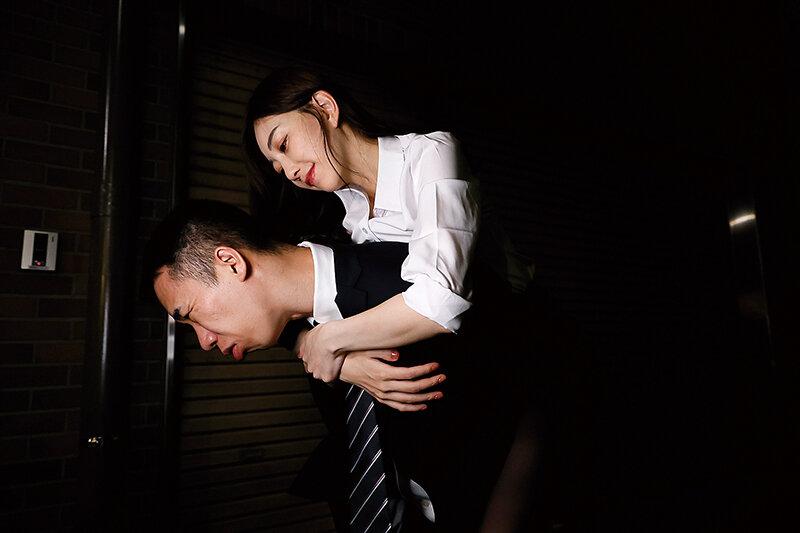 飲みすぎたフリしてデカチン部下を誘惑する淫乱女上司 蒼山愛奈 サンプル画像 2