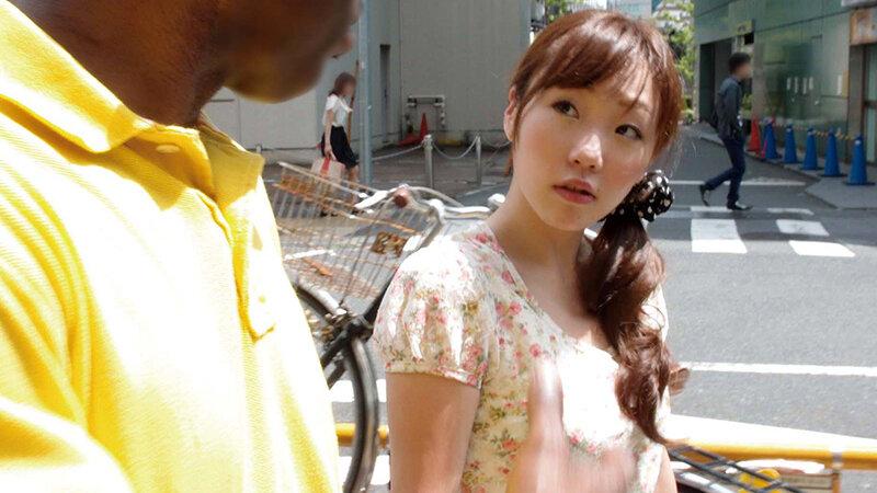 「やっぱり大きいのかな」「ちょっと興味あるかも」黒人にナンパされた熟女さんはデカマラに興味津々 想像以上の巨根を膣奥まで突っ込まれ狂ったようにイキまくる 黒人マラで昇天する素人熟女12人4時間SP3 サンプル画像 3