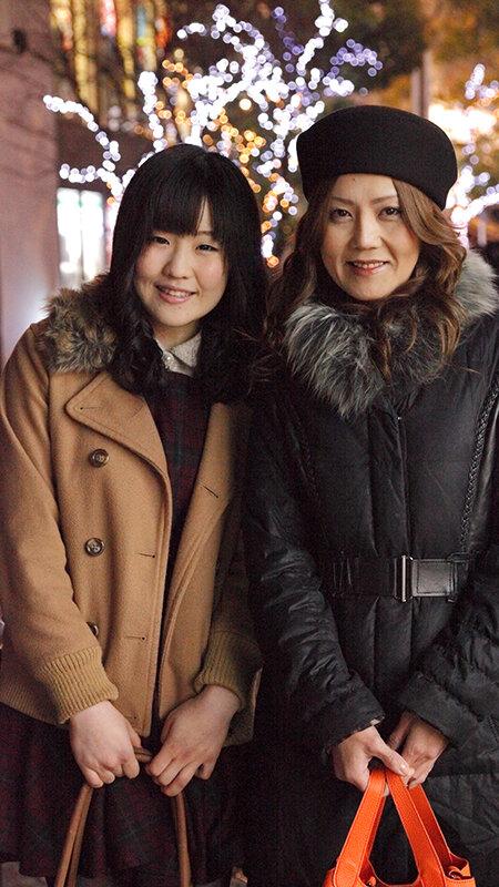 家族の絆は固かった！？「お父さんには言わないで」とか言いながら、娘の前でもお構いなし、欲求不満を拗らせた熟女母12名4時間3 サンプル画像 4