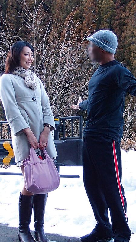 「やっぱり大きいのかな」「ちょっと興味あるかも」黒人にナンパされた熟女さんはデカマラに興味津々 想像以上の巨根を膣奥まで突っ込まれ狂ったようにイキまくる 黒人マラで昇天する素人熟女36人8時間BEST サンプル画像 14