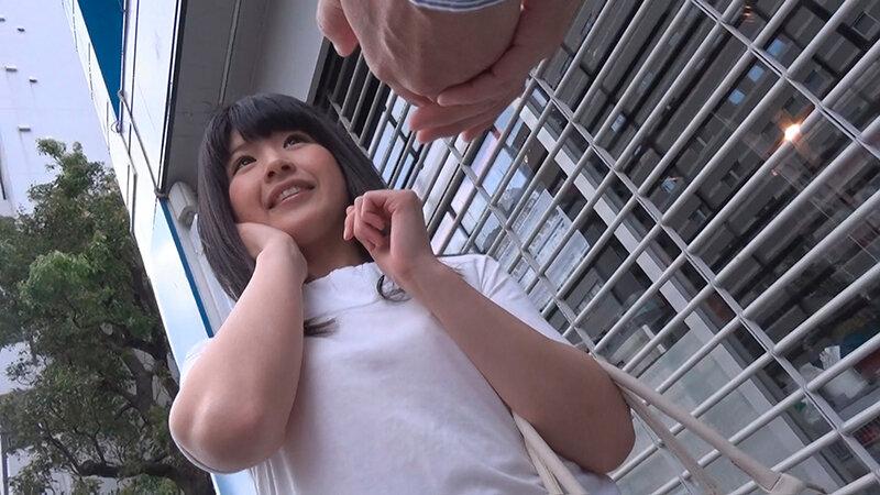 地味娘だってエッチはしたい！！ 大人しく真面目な娘ほど性的好奇心を隠し持つ！？ ナンパするなら…実は黒髪娘が狙い目だったりする！！ ちょっとエッチな地味娘12人4時間 3 サンプル画像 1