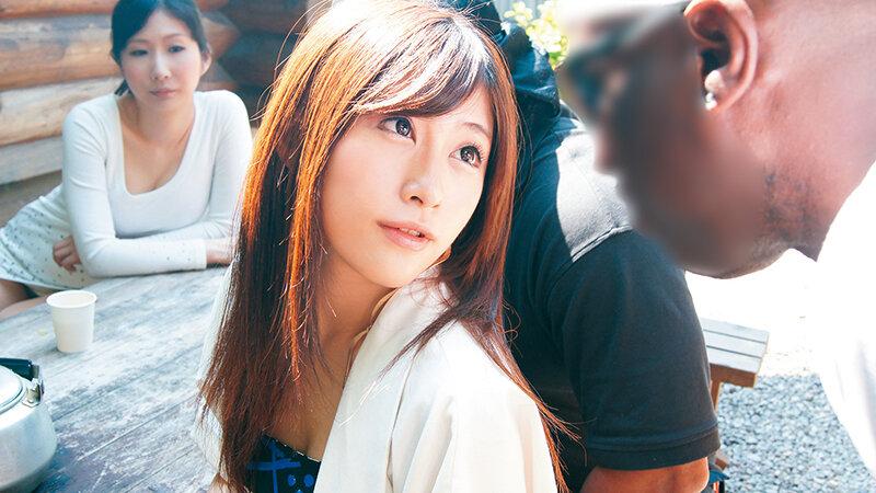 「やっぱり大きいのかな」「ちょっと興味あるかも」黒人にナンパされた熟女さんはデカマラに興味津々 想像以上の巨根を膣奥まで突っ込まれ狂ったようにイキまくる 黒人マラで昇天する素人熟女12人4時間SP4 サンプル画像 1