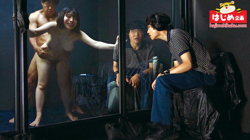 残酷ミラーゲームに負けるとエロ罰ゲーム あじわった事のないデカチンで清楚な若妻達が隣に旦那がいる状態でもおかまいなしで中出しSEX！なんとオカワリしてきた若妻も！！15 サンプル画像 8