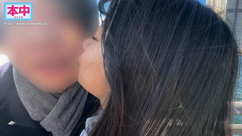 息子と妻が実家に帰省中、息子が通う保育園の可愛いと思っていた小柄な保育士さんをダメ元でデートに誘ったら、初めは断られたけど、次の日にやっぱりOKですと連絡がきて、横浜でデートして、近くのホテルに連れ込んだら、彼女も期待していたのかすごく嬉しそうで… 北岡果林 サンプル画像 2