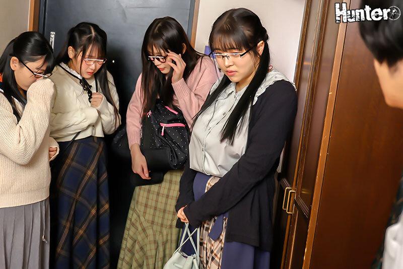「エロマンガみたいなエッチしたい！」隠れ爆乳淫キャ女子たちがボクのチ○ポで脱二次元乱交！親の再婚でできた義姉は、全く打ち解けられない根暗オタク！さらに今日は友達を連れて来て女子会！こっそり部屋を覗くと…隠れ爆乳をさらけ出してエロ漫画を鑑賞中！？ サンプル画像 2