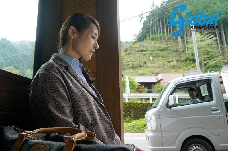 昭和 夫婦喧嘩で山奥の田舎村に出戻りした人妻。男たちとの肉体関係で乱れる貞操観念 人目のつかない場所で元彼と・母に内緒で助平な義父と・かつて童貞を奪った酒屋の息子と 西園寺美緒 サンプル画像 2