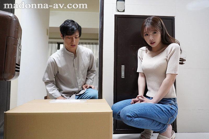 置き妻 おきさい ～独身男性宅の玄関前に妻を届けた…～ 栗山莉緒 サンプル画像 2