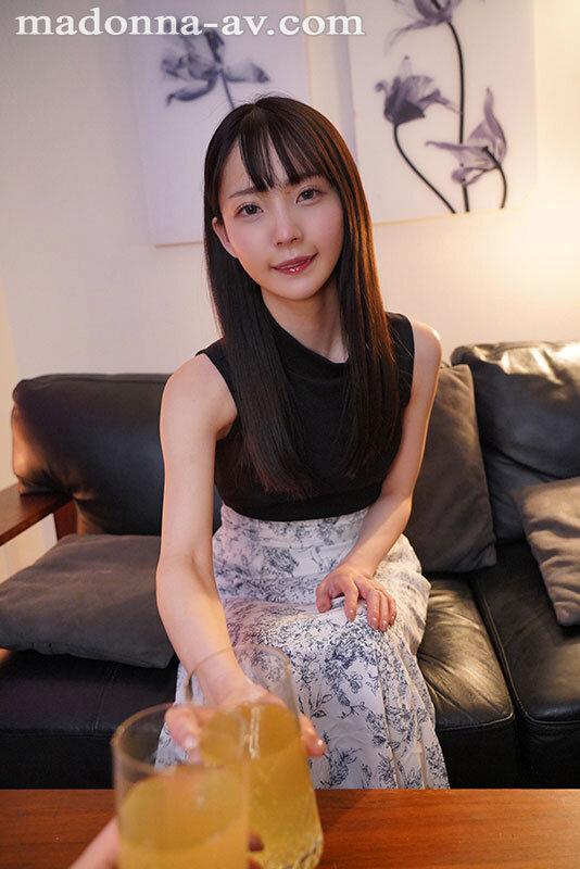 【VR】綺麗さと可愛さを併せ持つ、美顔専属『初』VR作品！！ 人妻になっていた幼馴染のめぐりと偶然の再会…すっぴん美顔で僕の朝勃ちチ〇ポをマ〇コで下品に頬張る寝起き中出し不倫VR 美ノ嶋めぐり サンプル画像 2
