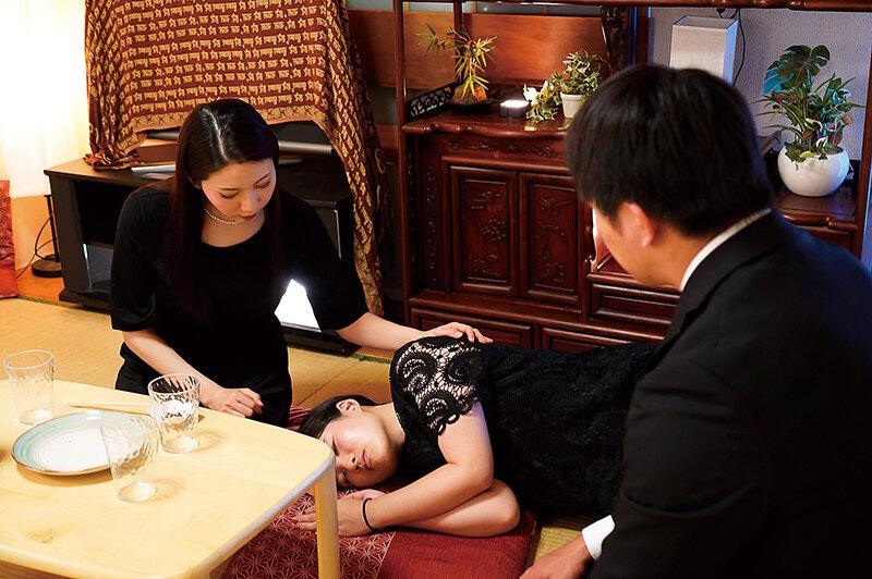 妻の母が未亡人となって三年目の夜 寂しげなその喪服姿の義母を抱きしめずにはいられなかった 妃ひかり サンプル画像 3