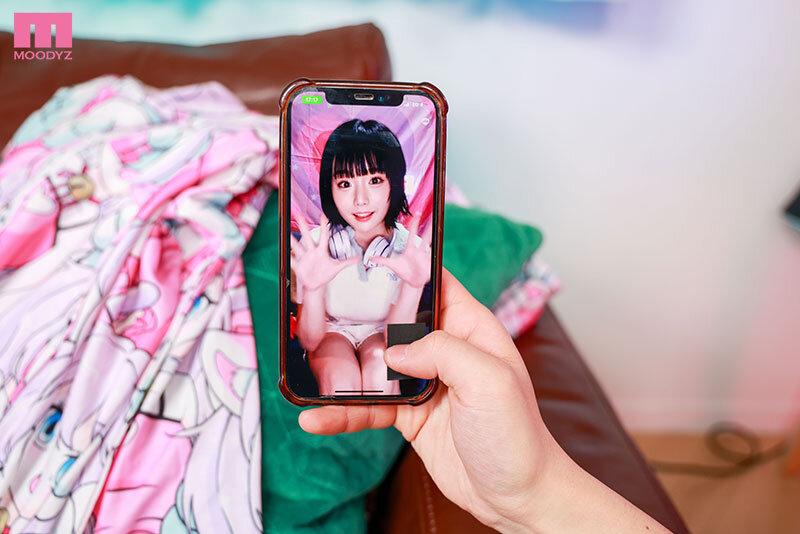 【VR】片言日本顔がかわいい韓国アイドルYORUちゃん緊急来日 チャットでつながった異国のアイドルと初密会僕にだけ見せてくれたダンスとおっぱいと中出しSEX！ 月雲よる サンプル画像 2