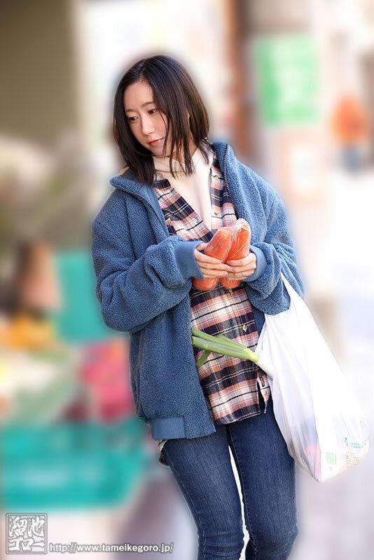 ド堅い家に生まれ、ド真面目に結婚、ド真面目に内職…控えめで上品な性格と裏腹に 絶頂113回 チク攣237回 恥じらいAcup 乳首でイって顔射懇願するド変態なスレンダー新妻 槇原とわ サンプル画像 3