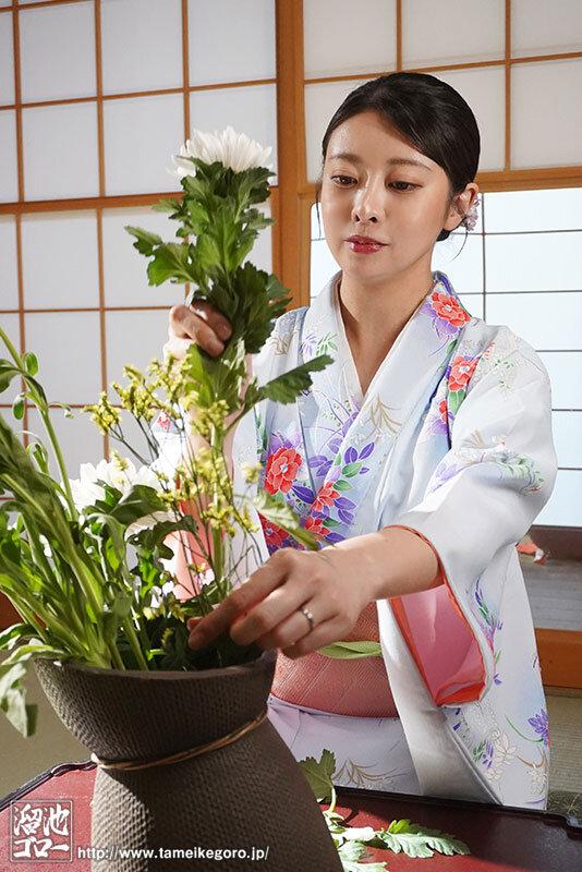 女将・潤うるるが絶倫親父を満足させるまでイカせ続ける濃厚ベロキスおもてなしSEX 「お客様からの評価（5.00）の最高級淫乱旅館『清潤荘』へようこそー。」 サンプル画像 1