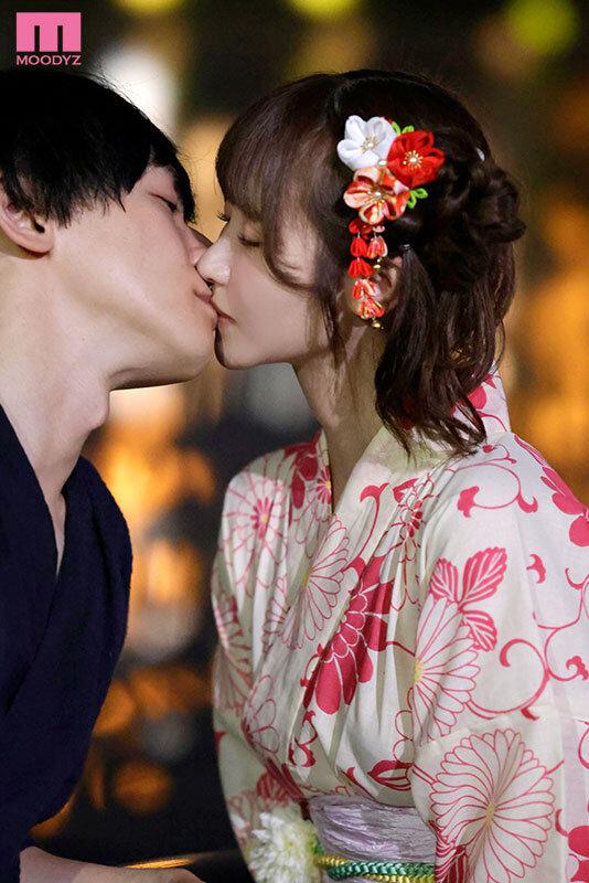 花火大会で突然の大雨 彼にふられて駆けつけてくれた幼馴染と駆け込んだラブホ相部屋で朝陽が昇るまでずぶ濡れのまま何度も中出しSEXしまくった 小野六花 サンプル画像 2