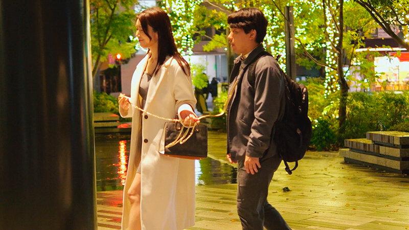 金と性欲を持て余した港区婦人の逆大人デート 射精が出来ないバリ硬チ〇ポで腰を振り続ける夜の射精管理コース 戸川なみ サンプル画像 2