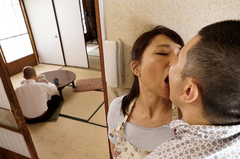 田舎の近親相姦 五十路の巨乳母 若い肉棒に悶える欲求不満な熟母たち 10人4時間 サンプル画像 2
