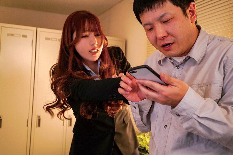 スマホを落とした女上司 汗臭い労働者の不潔で臭い巨根にイカサレ堕ちたインテリ妻 波多野結衣 サンプル画像 4