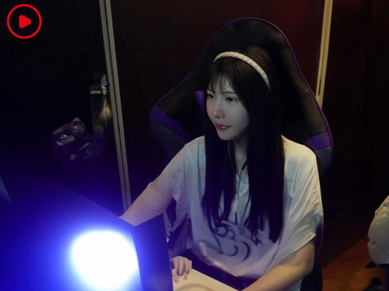 ゲーマーお姉さんの配信に課金しまくってたらオフパコできたよ！！ ミズキさん2〇歳 ゲームとコスプレ大好きな引きこもりお姉さん サンプル画像 3