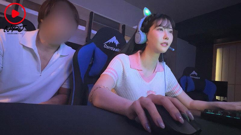 ゲーマーお姉さんの配信に課金しまくってたらオフパコできたよ！！ ミズキさん2〇歳 ゲームとコスプレ大好きな引きこもりお姉さん サンプル画像 4
