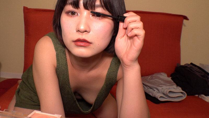 メイク動画で前屈み乳首チラする女の子たち サンプル画像 5