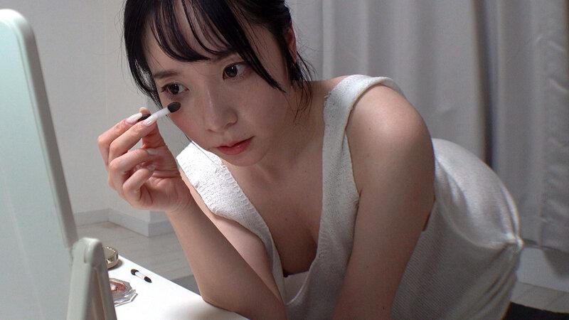 メイク動画で前屈み乳首チラする女の子たち サンプル画像 7