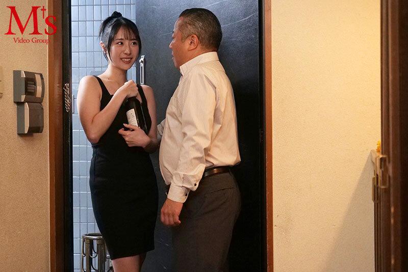 男なら絶対断れない！ とてつもなくいやらしい下着姿で中年おやじに見せつけ誘惑してくる向かいの部屋の露出狂お姉さん 小野坂ゆいか サンプル画像 5