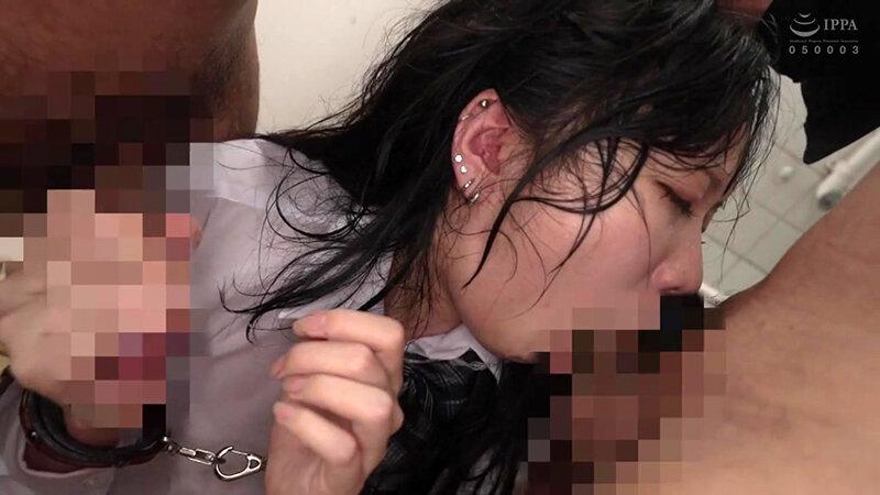 身動き取れない哀れなオンナたちに問答無用でチ●コをぶっ刺す！拘束フェラチオ240分BEST！ サンプル画像 1