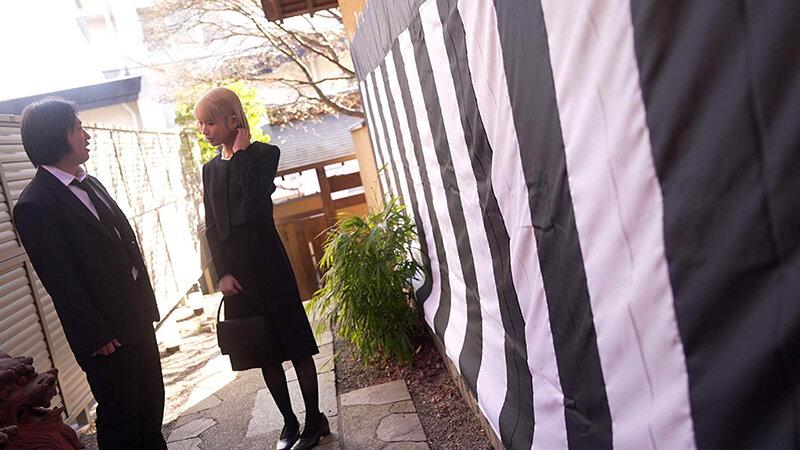 元カレの法事に派手髪で現れた不謹慎な金髪喪服ギャルを散々飲ませて泥●輪●レ●プ 希咲那奈 サンプル画像 1