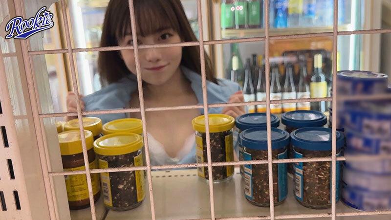 性欲溢れたコンビニバイト彼女は客がいるのにバイトテロ密会＆時短エロ奉仕でザーメンぶっこ抜き！！仕事終わりも変態オマ●コフル稼働でハメまくる24時間ド発情営業。 秋元さちか サンプル画像 3
