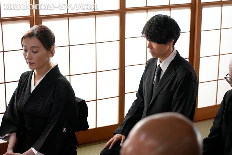 夫の遺影の前で息子に中出しされ続けた母。 松本翔子 サンプル画像 1