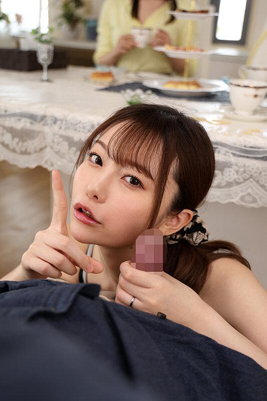 【VR】家庭があるのに、フェラだけは我慢できない… ママ友会でこっそりボクを誘惑して即尺・即射を強要する。 秋元さちか サンプル画像 3