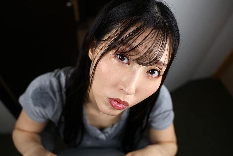 【VR】上の階の人妻さんは、雨天を理由にボクを誘惑する。しっとり濡れた官能ボディに踊らされ、精巣を貪るキラー騎乗位で気が済むまでオカされました。401号室 ゆかりさん サンプル画像 4