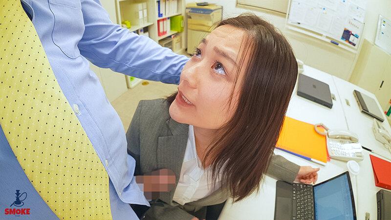 【喉ま○こセクハラ】 苦手な上司のギン勃ち巨根ち○ぽで何度も拡張イラマチオ射精されるデカ尻部下OL 雪奈真冬 サンプル画像 2