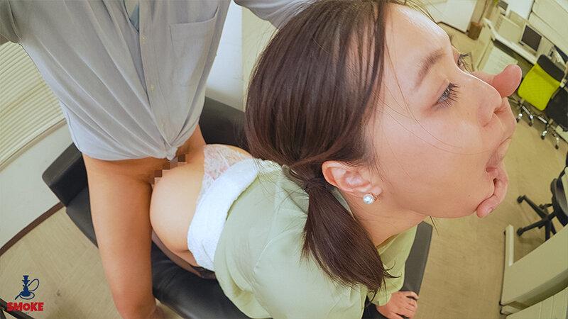 【喉ま○こセクハラ】 苦手な上司のギン勃ち巨根ち○ぽで何度も拡張イラマチオ射精されるデカ尻部下OL 雪奈真冬 サンプル画像 20