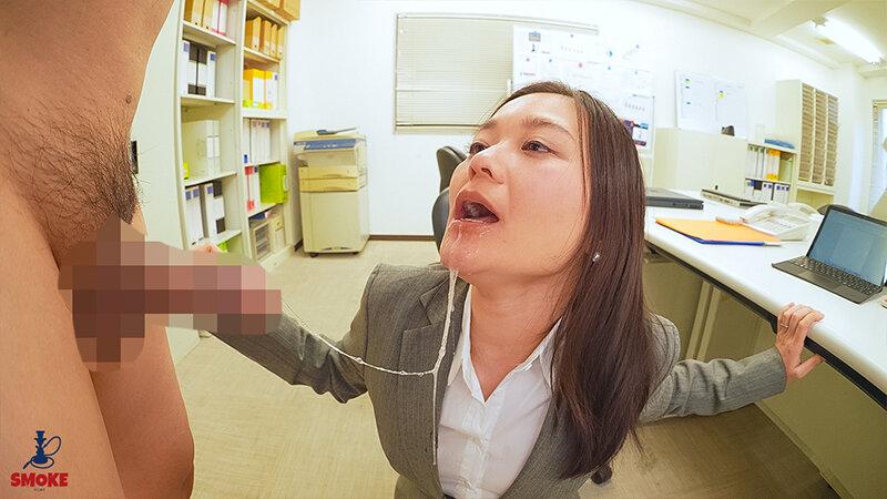 【喉ま○こセクハラ】 苦手な上司のギン勃ち巨根ち○ぽで何度も拡張イラマチオ射精されるデカ尻部下OL 雪奈真冬 サンプル画像 4