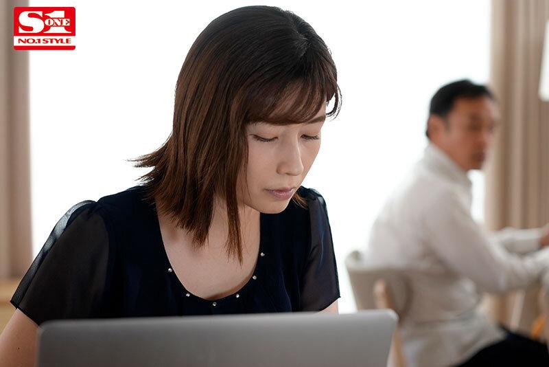 旦那の兄の薄壁一軒家に夫婦で転がり込んで夜の営みも出来ず身近な義兄チ〇ポに手を出した人一倍性欲の強い肉欲妻 奥田咲 サンプル画像 1