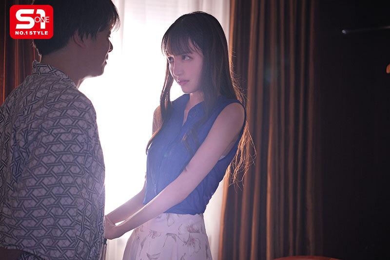 ロケ先で軽蔑している中年セクハラプロデューサーとまさか相部屋に… 朝まで続く絶倫性交に不覚にも感じてしまった地上波アイドル 石田佳蓮 サンプル画像 2