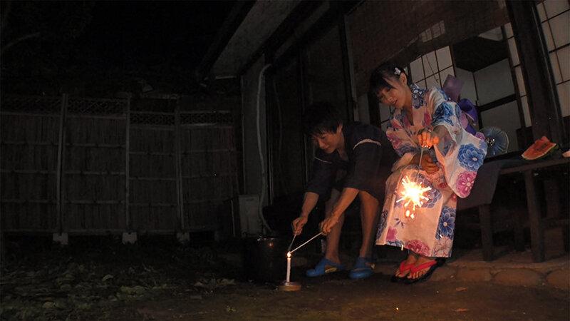 前略 幼馴染と私は結婚して夏の田舎で種付け中出し生活を過ごしてます。最高の2人暮らし 逢見リカ サンプル画像 9