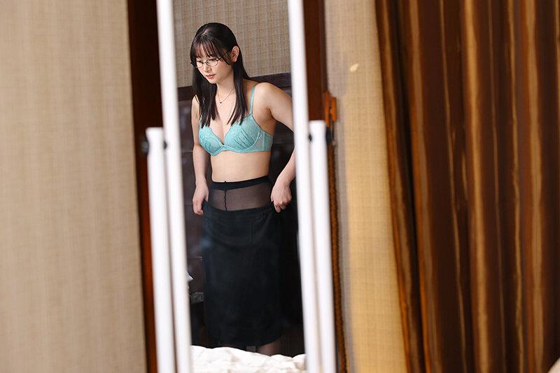 【VR】【8K VR】「ごめんなさい、部屋押さえてなくて」仕事が出来ない新卒女子とホテル相部屋。シャワールームはまさかの透けガラス。彼女のシャワー姿で思わず興奮してしまった僕は… 静河 サンプル画像 5