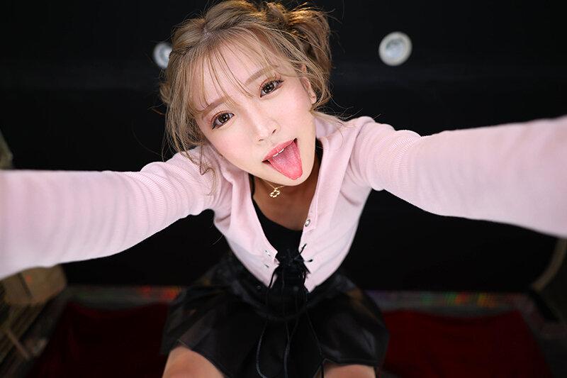 【VR】【8K VR】超天井特化JOI！トロ甘イジワルSギャルに圧迫見下ろしされながら、淫語交じりの淫靡手コキ×濃蜜フェラ×ヌチュクチュ密着騎乗位でエンドレス射精管理されちゃえ！ 小那海あや サンプル画像 2