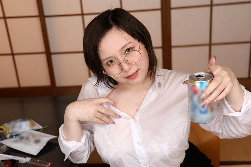 【VR】出張中、台風で新幹線が運休で帰れなくなり、地味な巨乳女上司と相部屋一泊 田中ねね サンプル画像 4